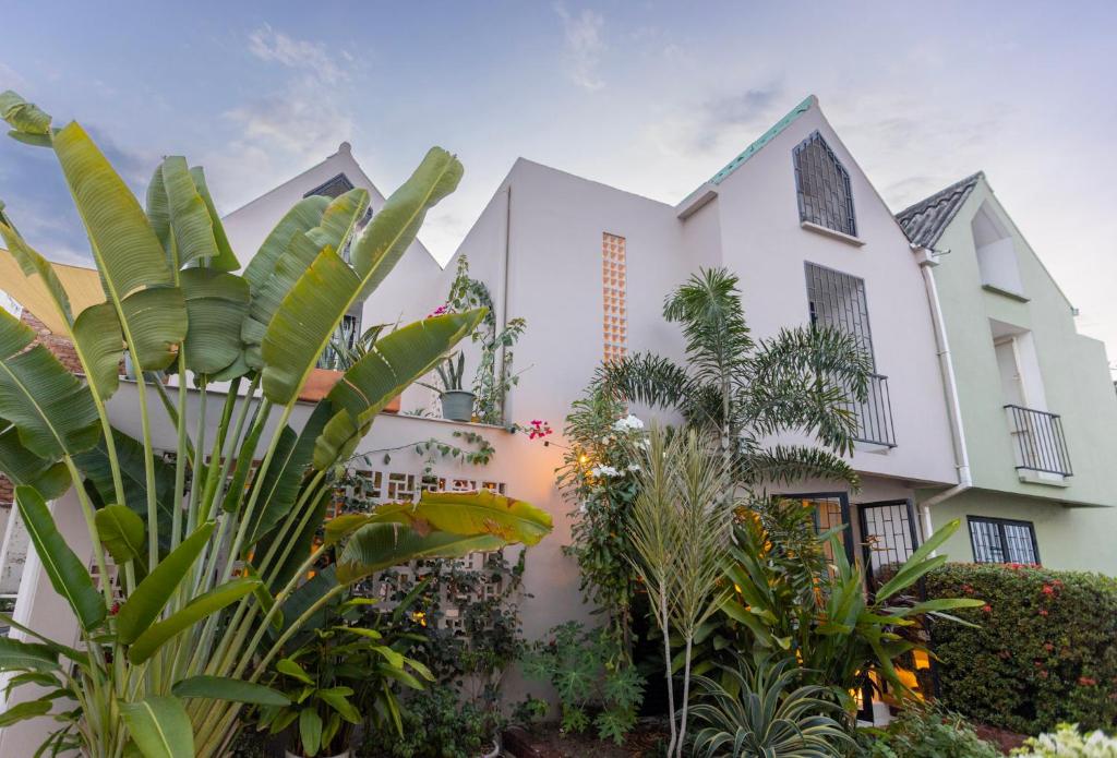 a courtyard of a building with plants and trees at Casa EMMA Girardot in Girardot
