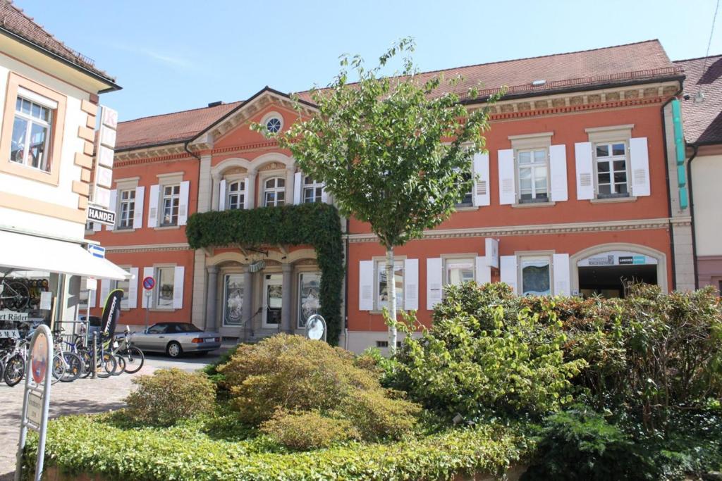 ein Gebäude mit einem Baum davor in der Unterkunft Pension Anna in Rastatt