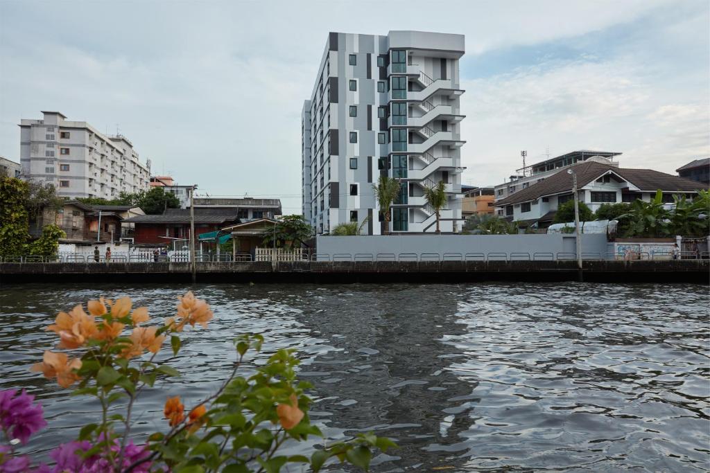Výhled na řeku, která protéká v blízkosti hotelu