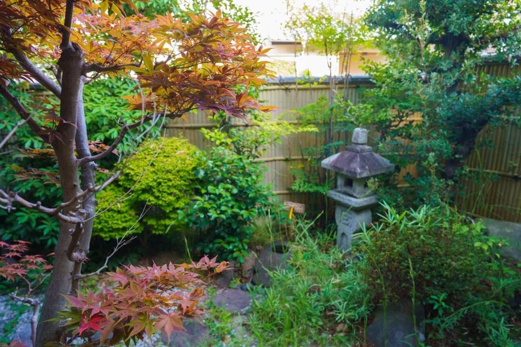 a garden with a pagoda in the middle of a garden at 響-Garden House- in Toyonaka