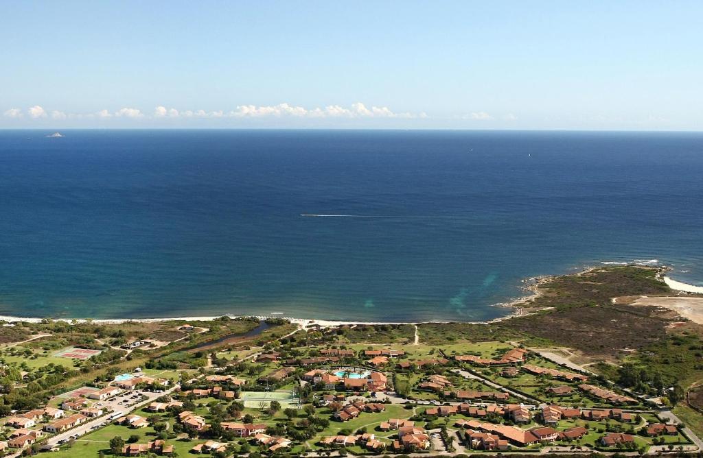 una vista aérea de la ciudad y el océano en Residence Liscia Eldi en San Teodoro