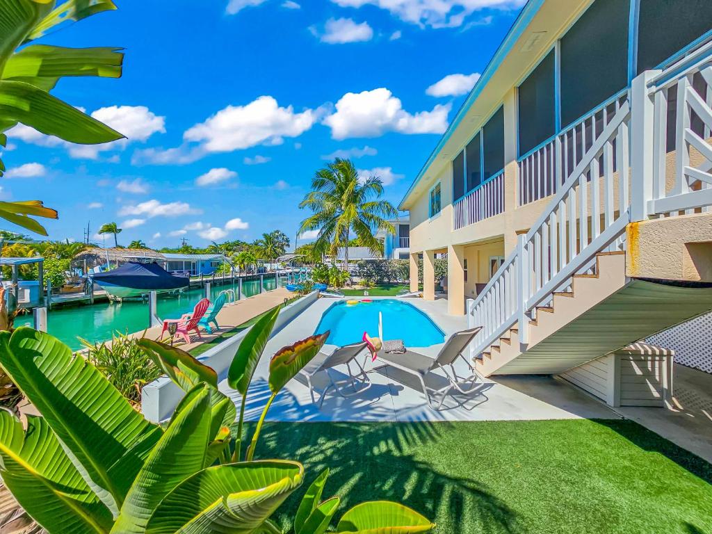 a view of the pool at the resort at Paradise PalmsDockPoolKayaks GrillView! in Marathon