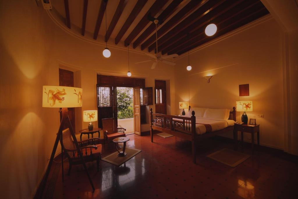 Posezení v ubytování Visalam Chettinad Palace - A CGH Earth Experience