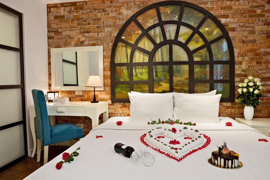 Postel nebo postele na pokoji v ubytování Hanoi La Selva Hotel