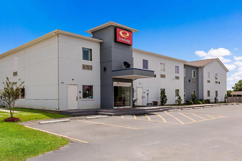 a hotel with a sign on the front of a parking lot at Econo Lodge Baton Rouge University Area in Baton Rouge