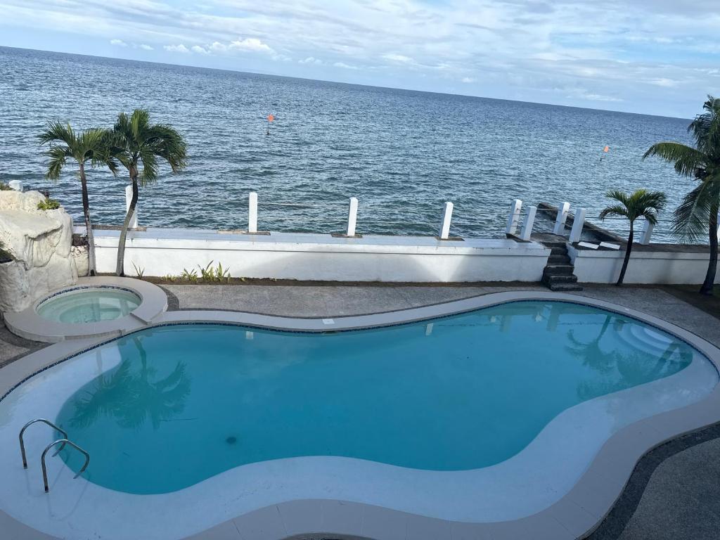 ein großer blauer Swimmingpool direkt am Meer in der Unterkunft Mateos Villa in Carmen