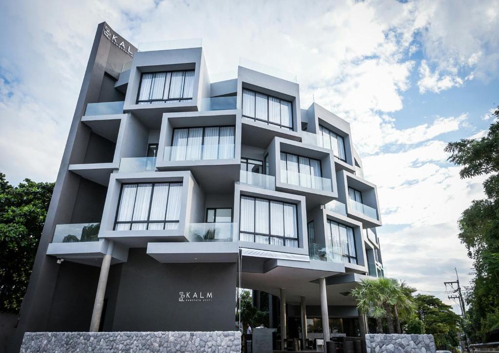 een weergave van een hoog gebouw bij Kalm Bangsaen Hotel in Bangsaen