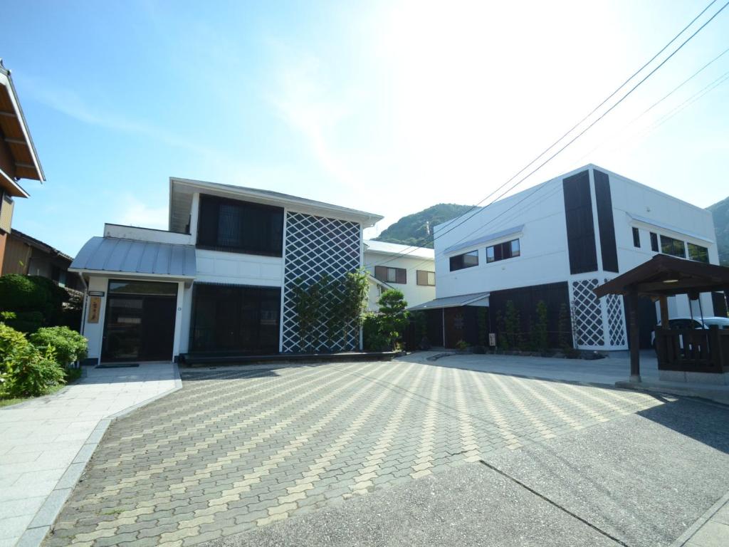 an empty driveway in front of a house at umashiyado ryoutei minoshima in Kaino