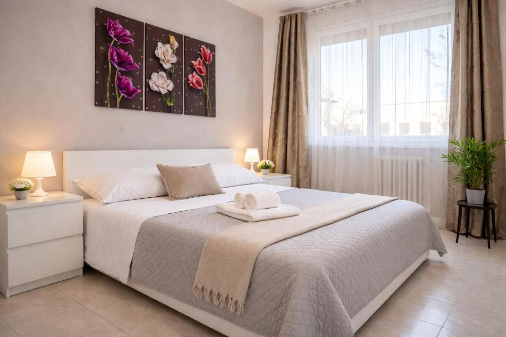 a bedroom with a large bed and a window at Casa Bramante - Comfort tra Inalpi Arena, Ospedali e Centro in Turin