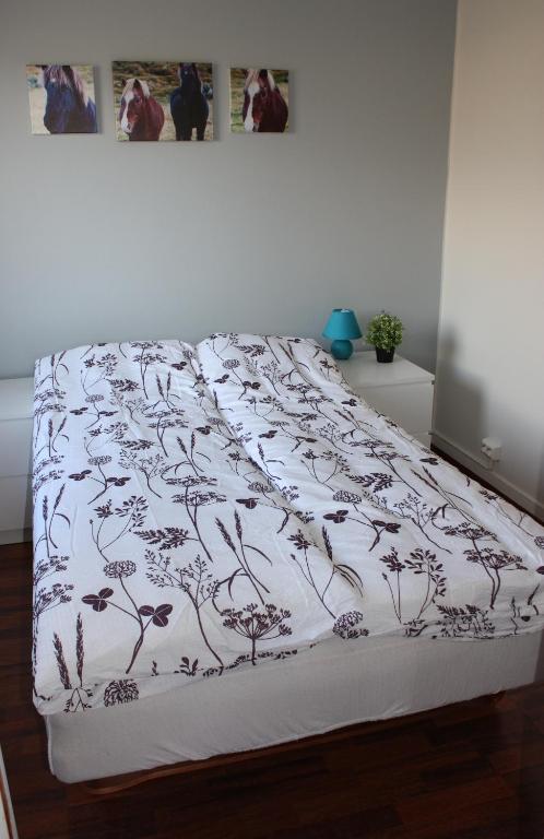 Uma cama ou camas num quarto em Skjólsteinar