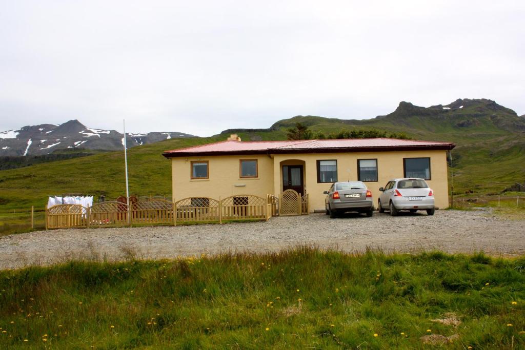 una casa con dos coches estacionados frente a ella en Skjólsteinar, en Grundarfjordur