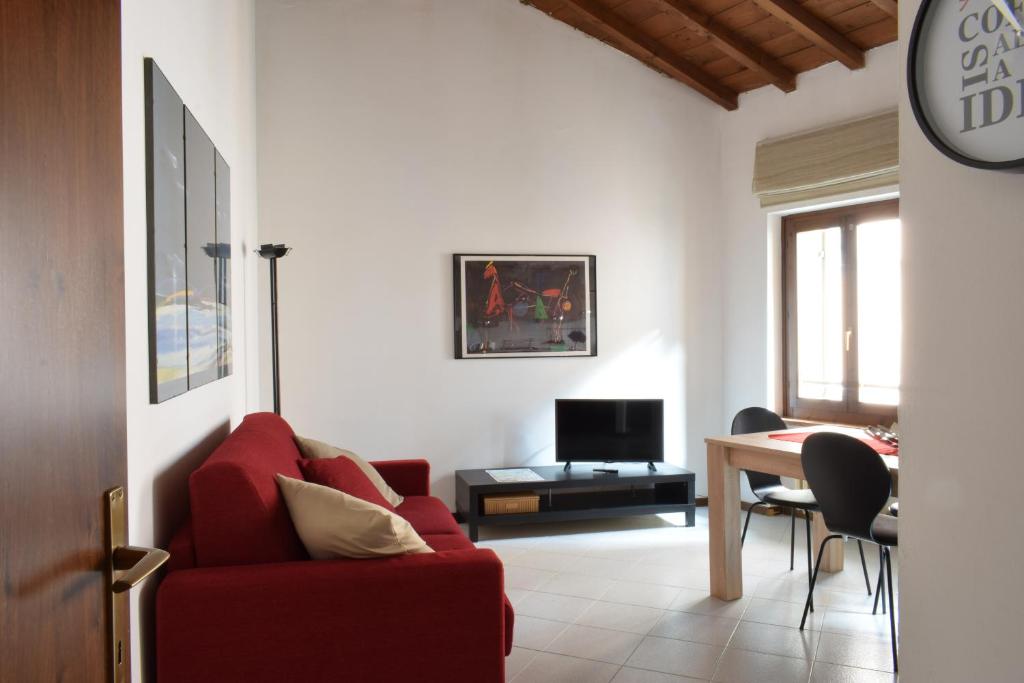 ヴェローナにあるFilippini 24のリビングルーム(赤いソファ、テーブル付)