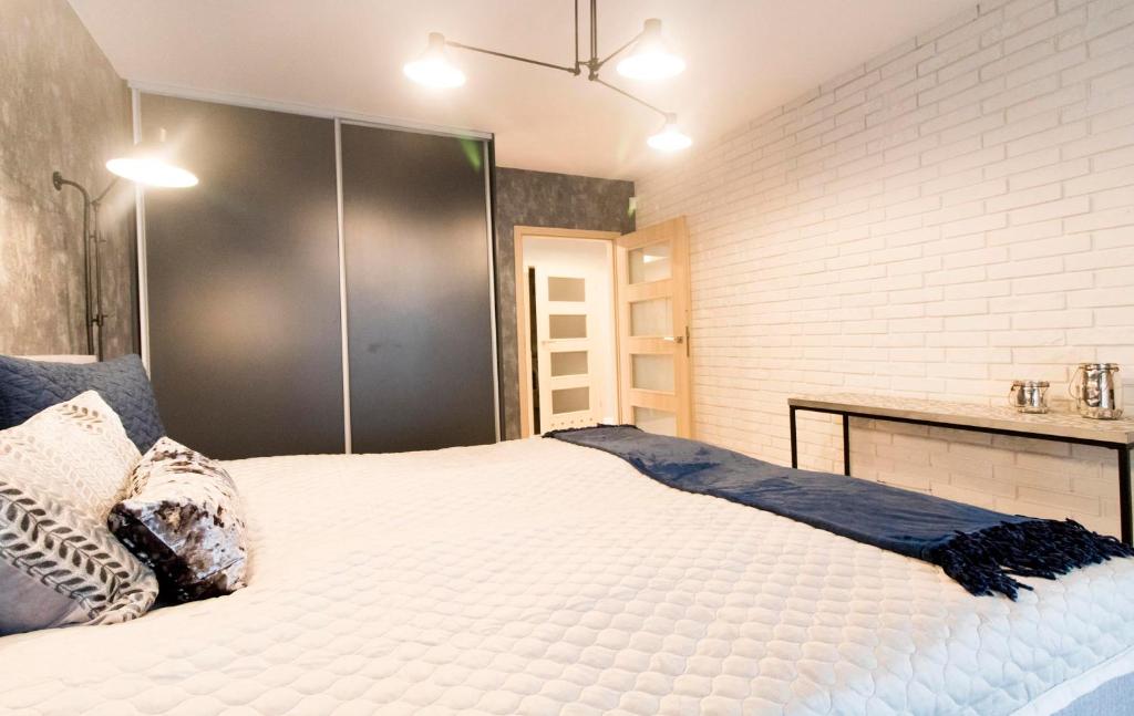 Postel nebo postele na pokoji v ubytování Kings City - Skawińska Apartment