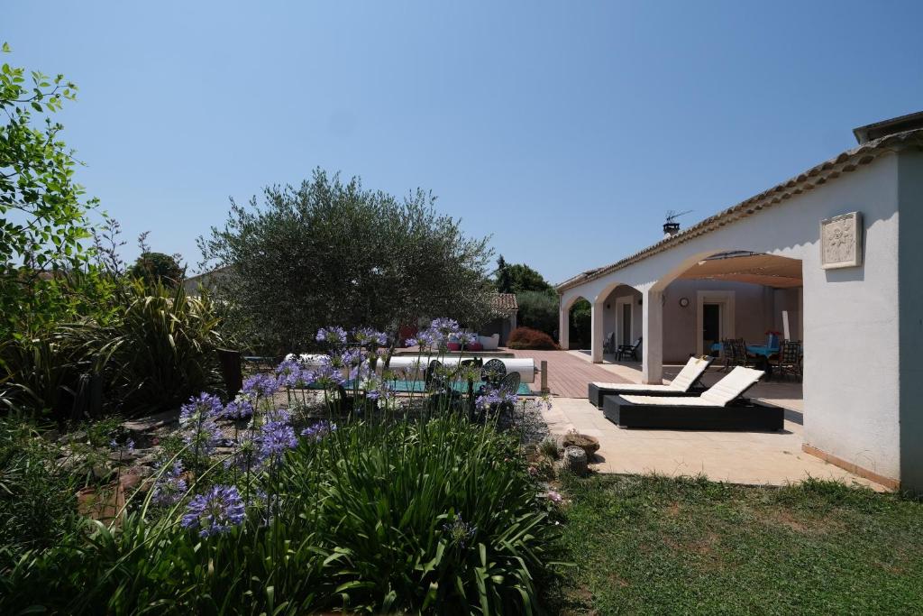 Pleasant one-level villa with private pool in the thor village, close to l\'isle sur la sorgue - 6 persons