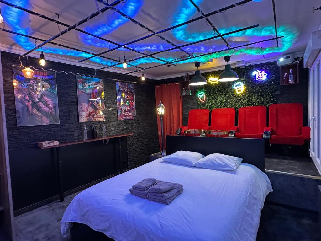 a bedroom with a bed with two towels on it at Jacuzzi et Cinéma, Merignac2 in Mérignac