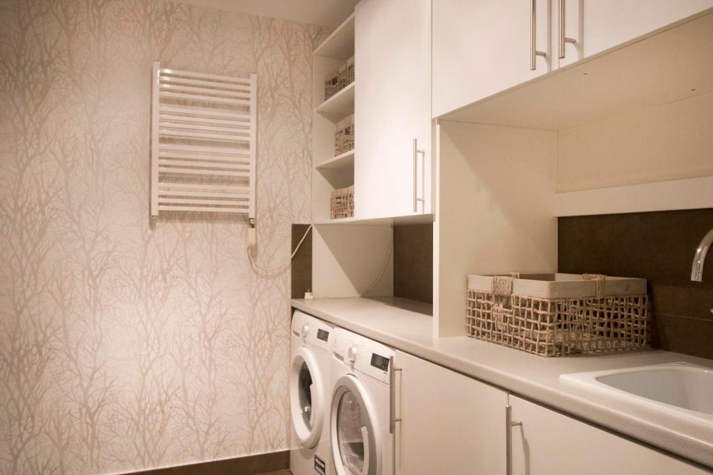 Kuchyň nebo kuchyňský kout v ubytování Kings City - Skawińska Apartment