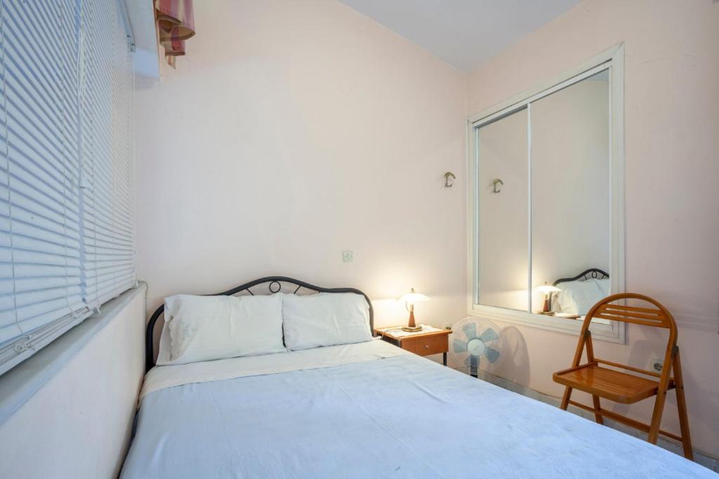 a bedroom with a bed and a window and a chair at Onar holiday home in Fourka