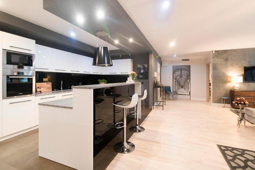 Kuchyň nebo kuchyňský kout v ubytování Kings City - Skawińska Apartment