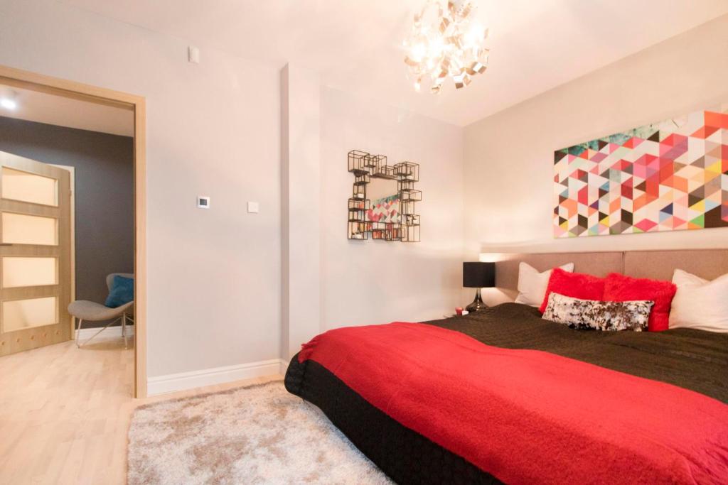 Postel nebo postele na pokoji v ubytování Kings City - Skawińska Apartment