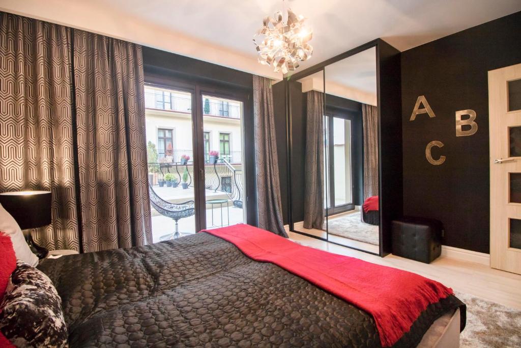 Postel nebo postele na pokoji v ubytování Kings City - Skawińska Apartment
