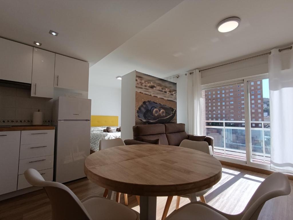 a kitchen and dining room with a table in a kitchen at La Ostra De Benidorm in Benidorm