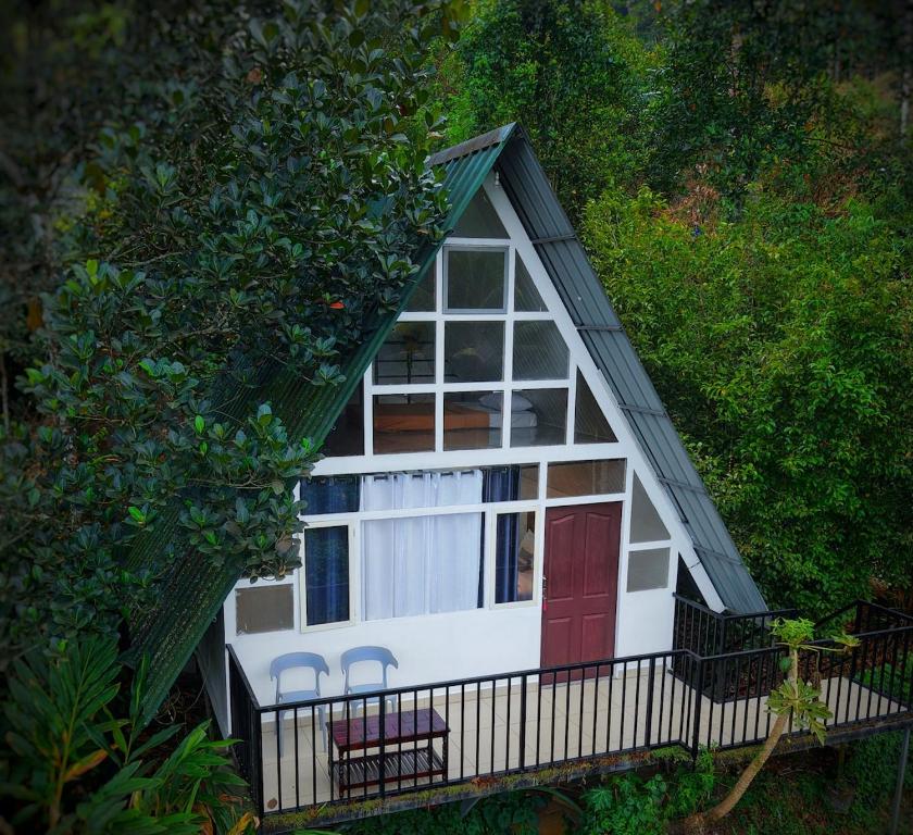 Gallery image of Mithra Munnar Valley View A-Frame Huts in Anachal