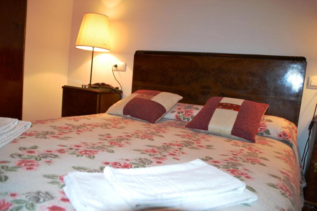 A bed or beds in a room at Casa con chimenea - Casa Anina