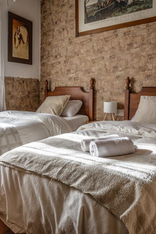 two beds sitting next to each other in a bedroom at La Posada de Zepeda in Jerez de la Frontera