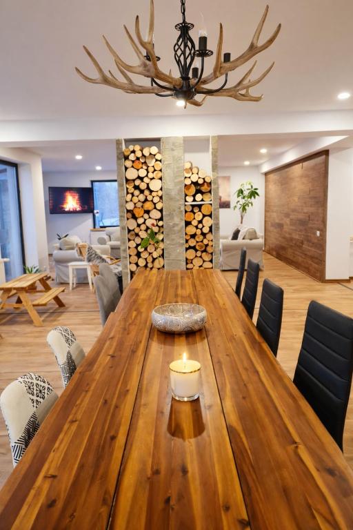 a dining room with a large wooden table and chairs at Bran Mountain Living in Bran