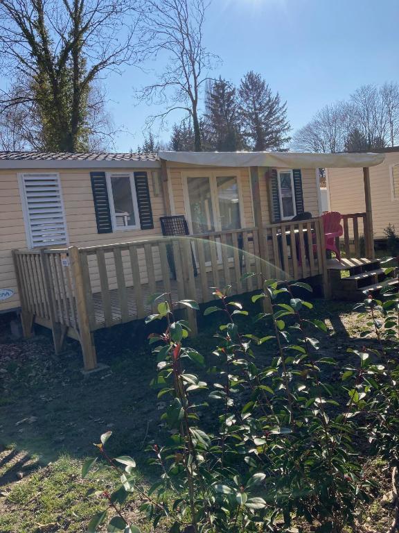 a mobile home with a porch and a deck at Chez Maxime - E33 - Clim TV Lave-vaisselle - Proche Europa Park et Rulantica in Boofzheim