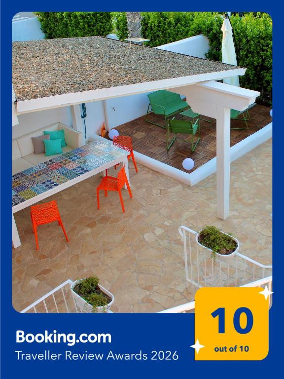 eine Darstellung einer Terrasse mit Tisch und Stühlen in der Unterkunft EcoLiving Casa Vacanze in Torre Lapillo