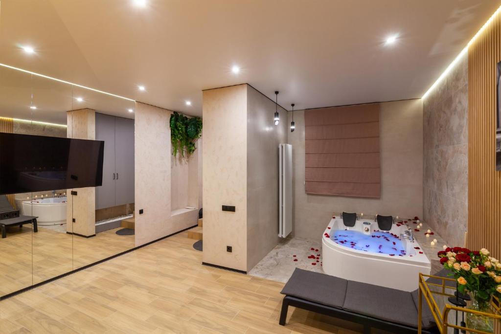 Royal Luxury Apartment with Sauna and Jacuzzi фото 3