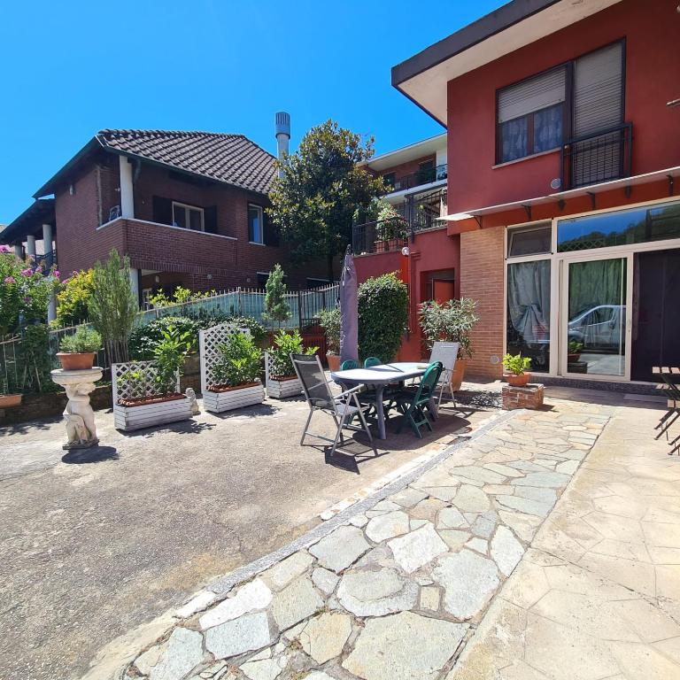 a patio with a table and chairs in front of a house at La Casa di Anastasya in Castiglione Torinese
