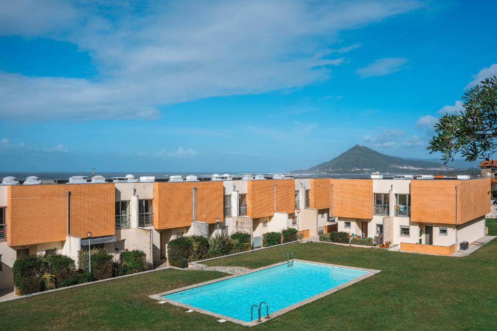 an image of an apartment complex with a swimming pool at Magníficos Dias Atlânticos Studio in Moledo
