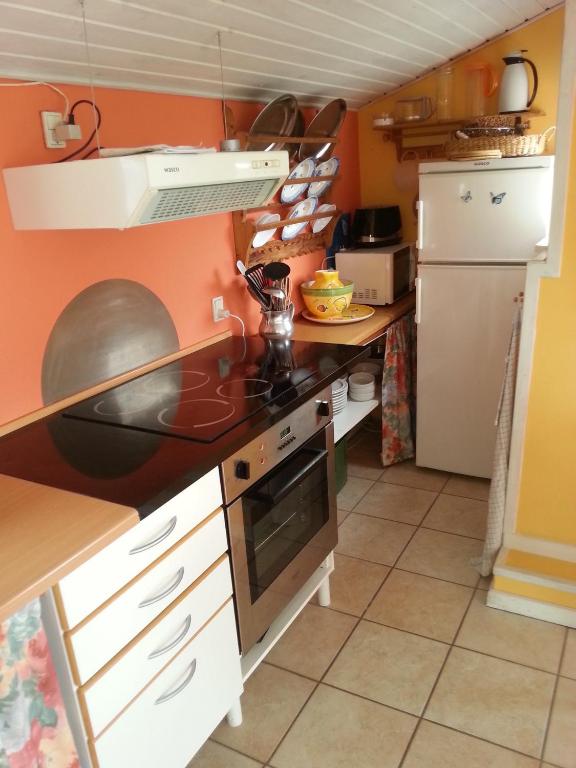 Kuchyň nebo kuchyňský kout v ubytování Strand Huset