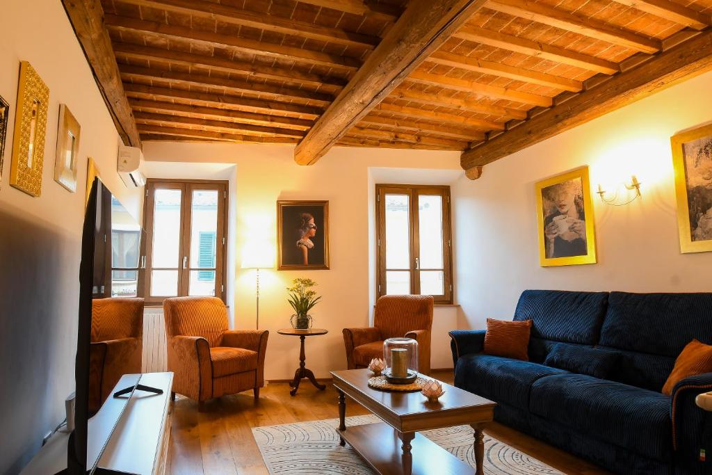 a living room with a blue couch and chairs at Prugnolo Grand View in Montepulciano
