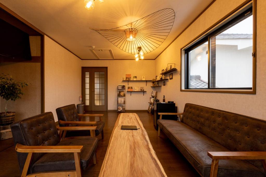 ein Wohnzimmer mit Sofa und Tisch in der Unterkunft Seminare in Karuizawa