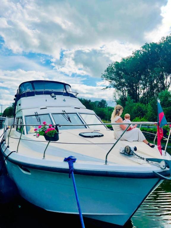 a woman sitting on a boat in the water at L'évasion - Pairi Daiza - Insolite in Chièvres