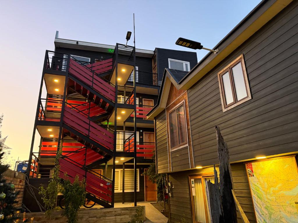 ein Gebäude mit einer Wendeltreppe an der Seite in der Unterkunft SHEUEN PATAGONIA in Puerto Natales