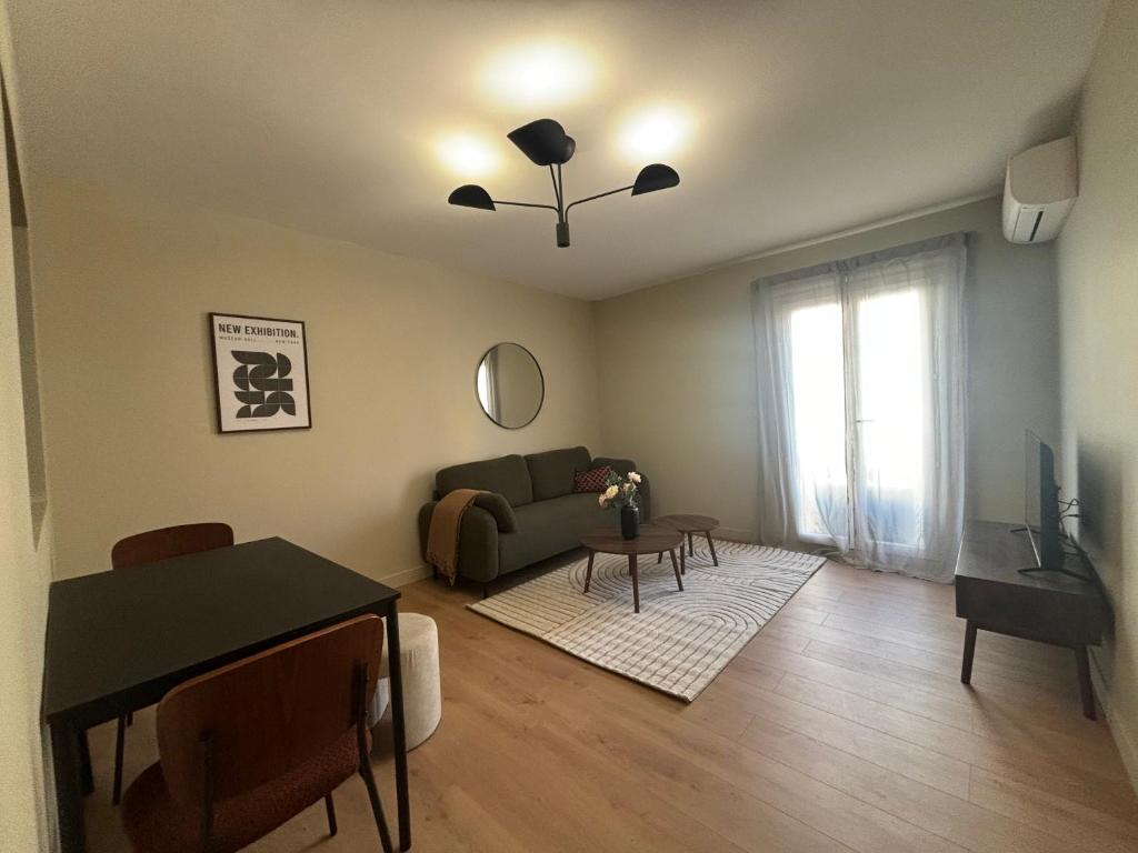 una sala de estar con un sofá y una mesa en Morucci, en Bastia