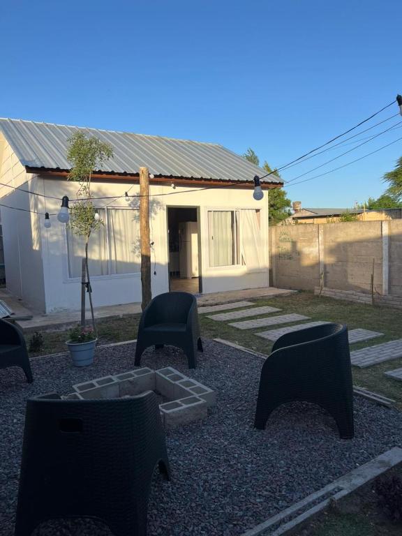 a group of chairs sitting in a yard at MiniChino Casa Interna in Pehuajo