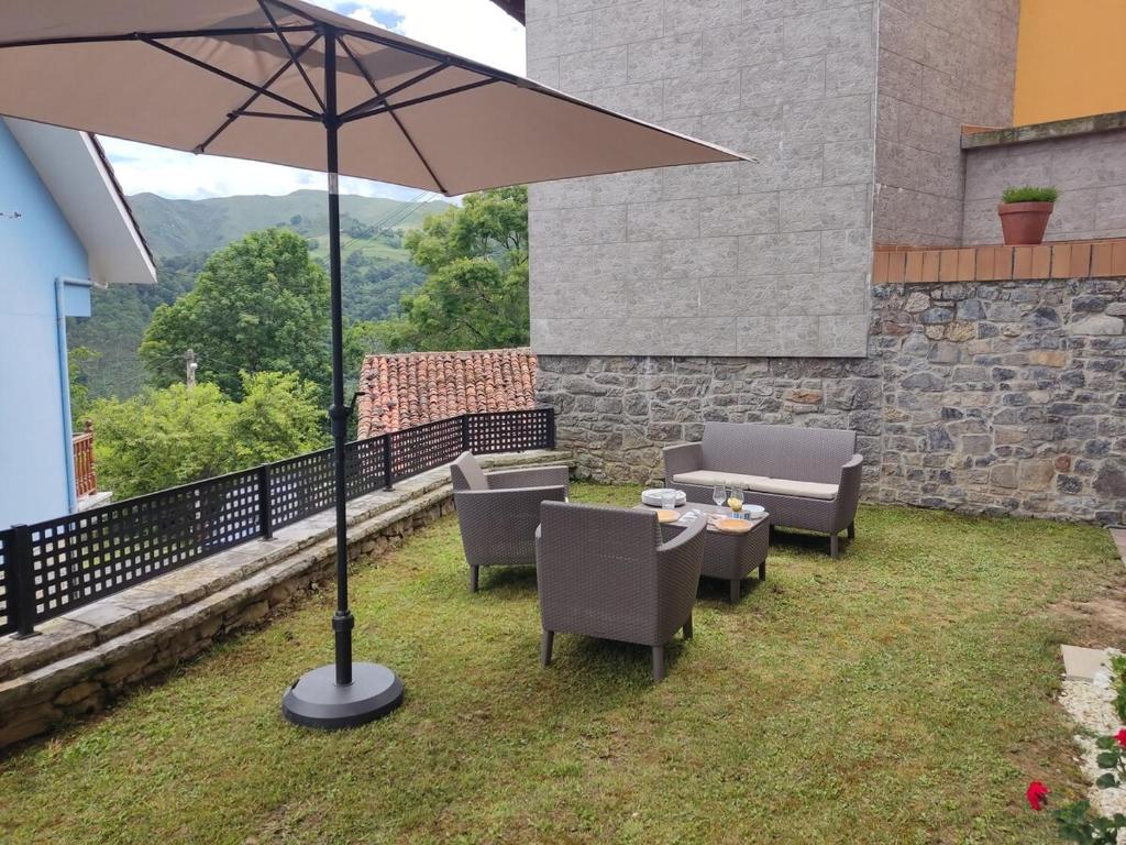a patio with a table and chairs and an umbrella at Casa Candida in Samaleo