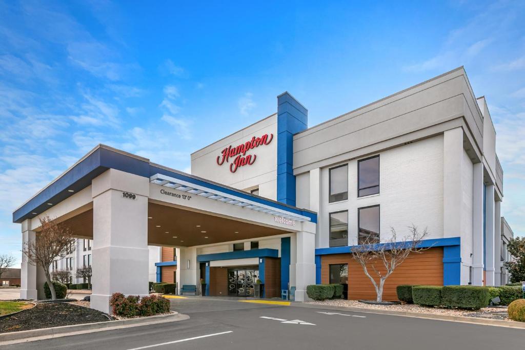 a rendering of the front of a shopping center at Hampton Inn Richmond KY in Richmond