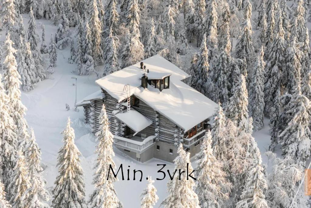a ski lodge in the middle of a snow covered forest at Käenpesän Aihki in Syöte