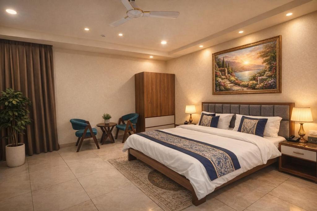 a bedroom with a bed and a painting on the wall at HOTEL Prithvi Ratan in Utrāhtia