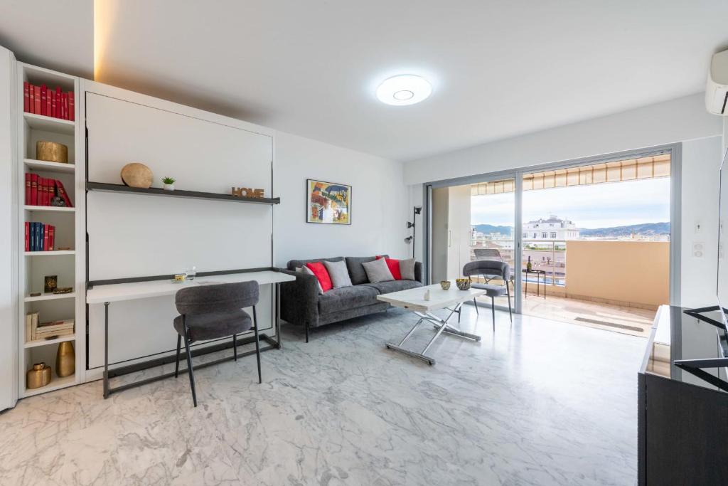Studio in a Prestigious Residence Close to the City Centre