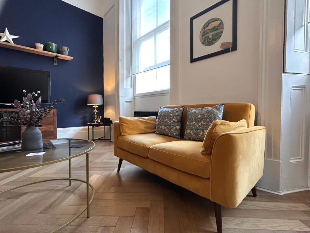 6 Wye Valley Chambers - Central Location - Shared Courtyard Garden - Parking Space - Dog Friendly photo