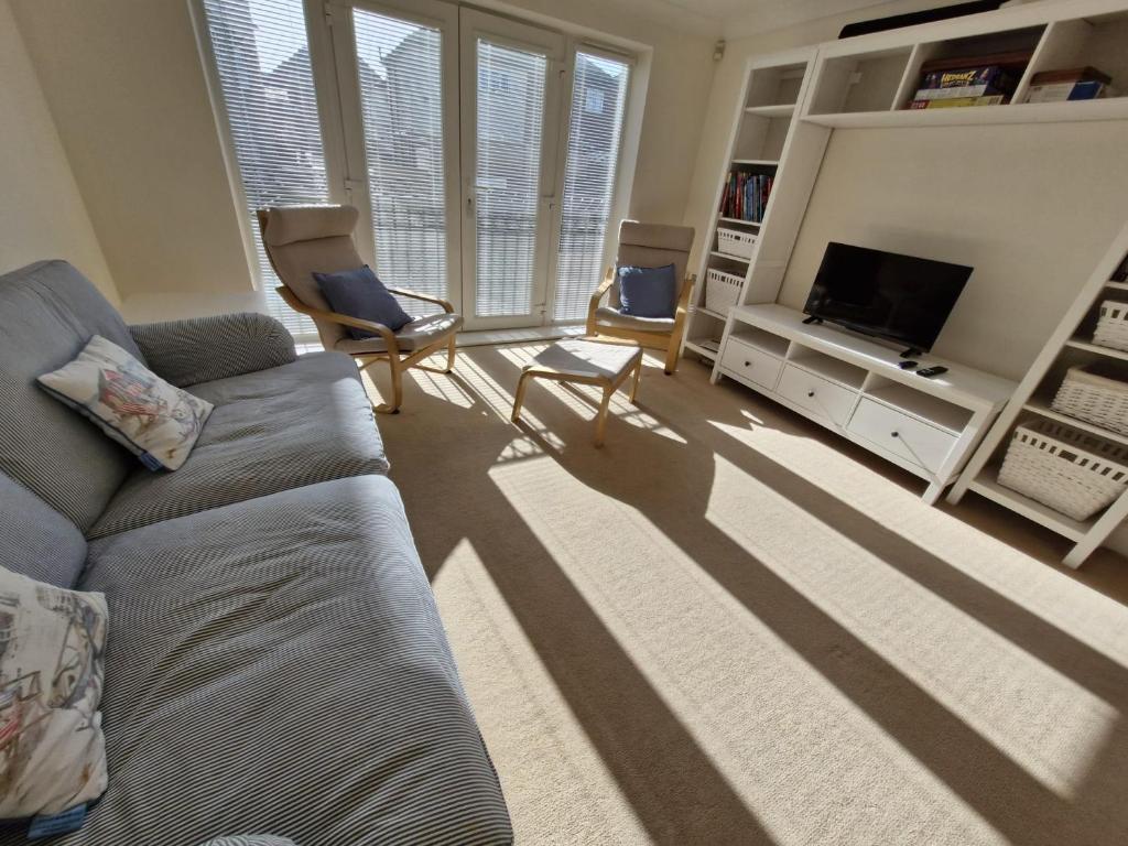 a living room with a couch and two chairs at Broadstairs Hideaway W Parking and Mins to Beach in Broadstairs