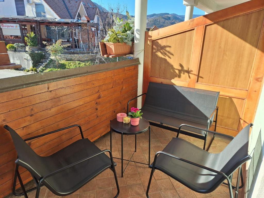 zwei Stühle und ein Tisch auf einer Terrasse in der Unterkunft Mia apartment in Zreče
