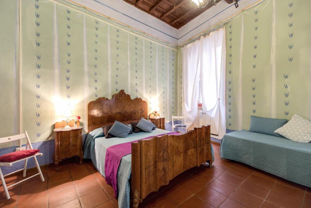 um quarto com uma cama grande e uma cadeira em Rhome Apartments em Roma